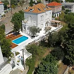 Captain's View Seaview & Pool فيلة