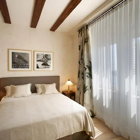 Captain's View Seaview & Pool *