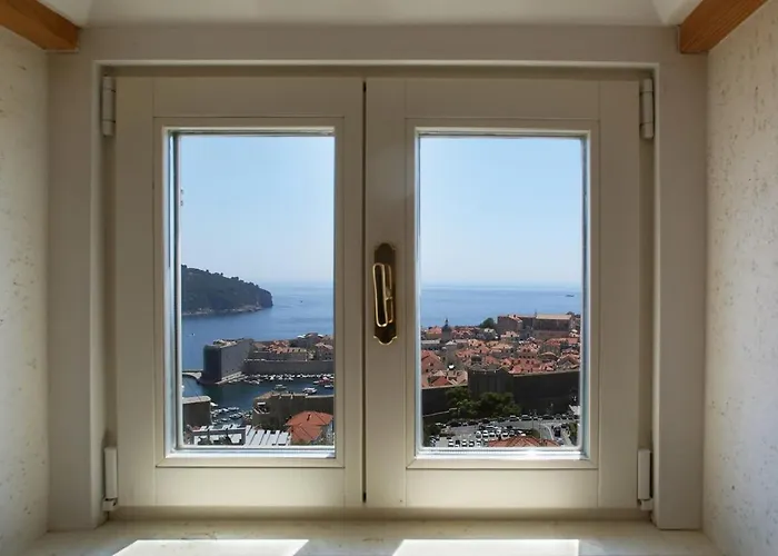 Captain's View Seaview & Pool